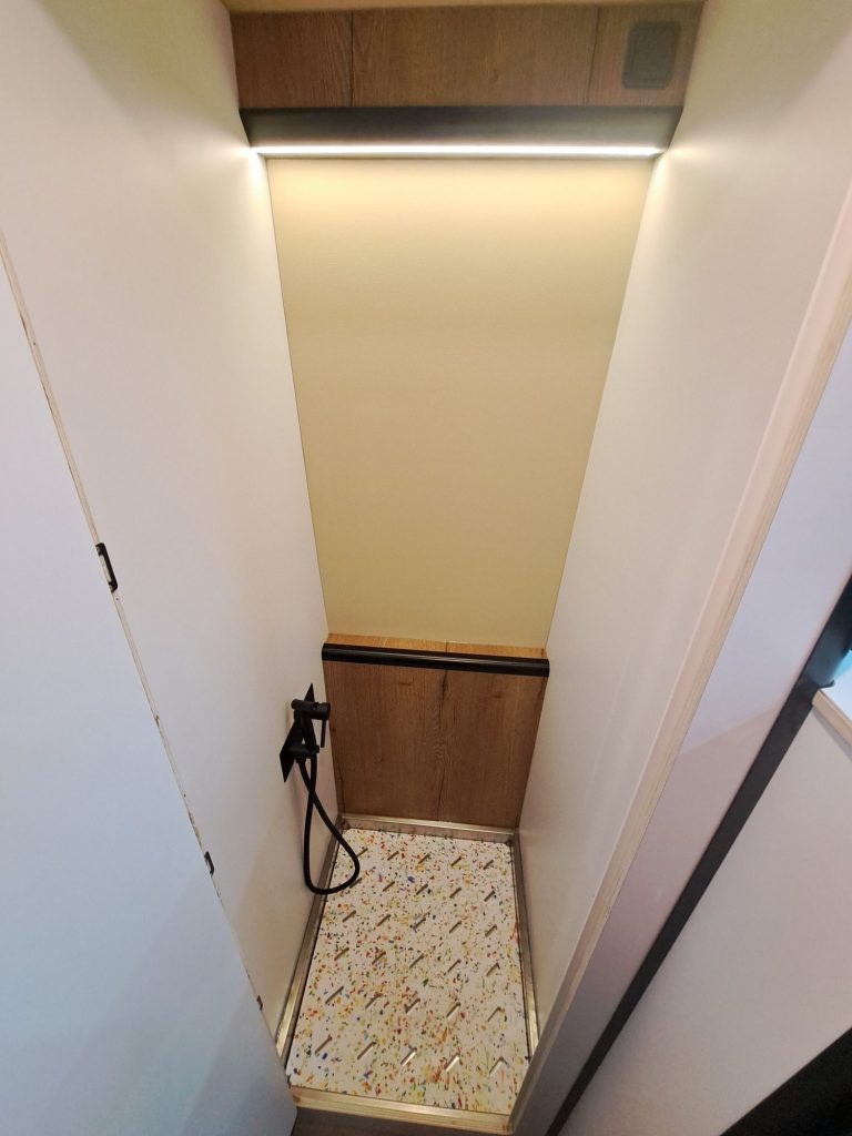 Ducha de furgoneta camper con suelo de motas. Camper Tarraco experto en aislantes para furgonetas.