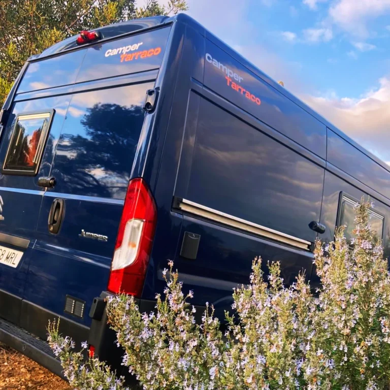 Parte trasera de furgoneta camperizada azul Camper Tarraco. Camper Tarraco experto en furgo camper.