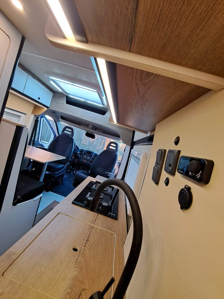 Cocina de furgoneta camper con grifo y fogones. Camper Tarraco experto en recambios autocaravanas.