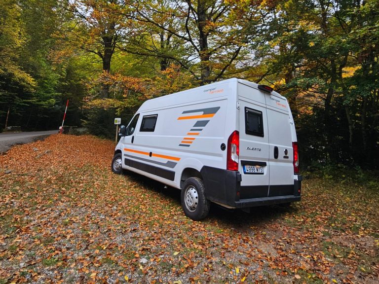 Furgoneta camperizada blanca aparcada en el bosque. Camper Tarraco experto en furgo camper.