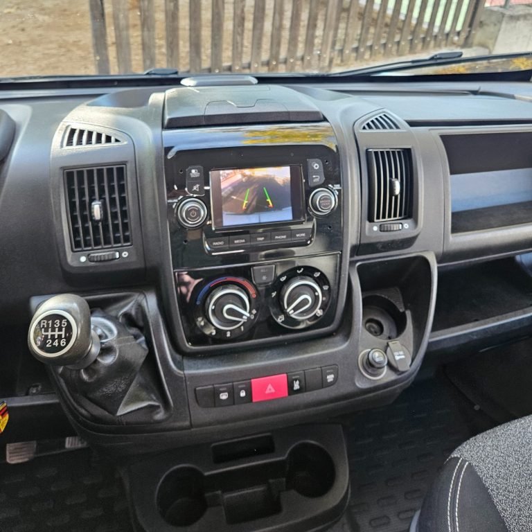 Salpicadero con pantalla y palanca de cambios. Camper Tarraco experto en calefacción autoterm air 2d