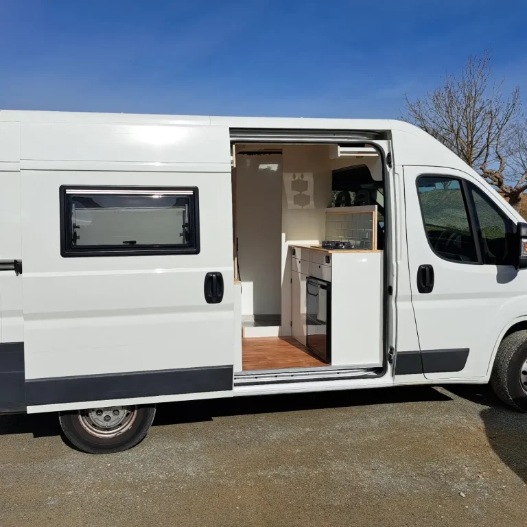 Furgoneta camperizada blanca Camper Tarraco experto en neveras para autocaravanas.