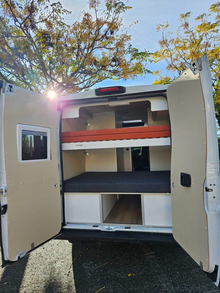 Dos camas literas traseras en furgoneta camperizada blanca. Camper Tarraco experto en furgo camper.
