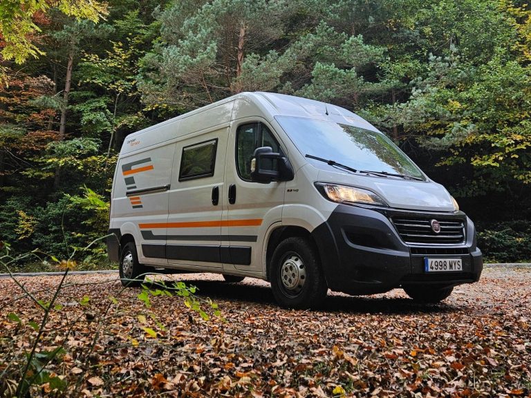 Interior de furgoneta camper con puerta abierta. Camper Tarraco experto en furgonetas camperizadas