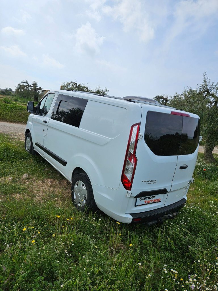 Furgoneta camperizada aparcada en el campo. Camper Tarraco experto en neveras para autocaravanas.
