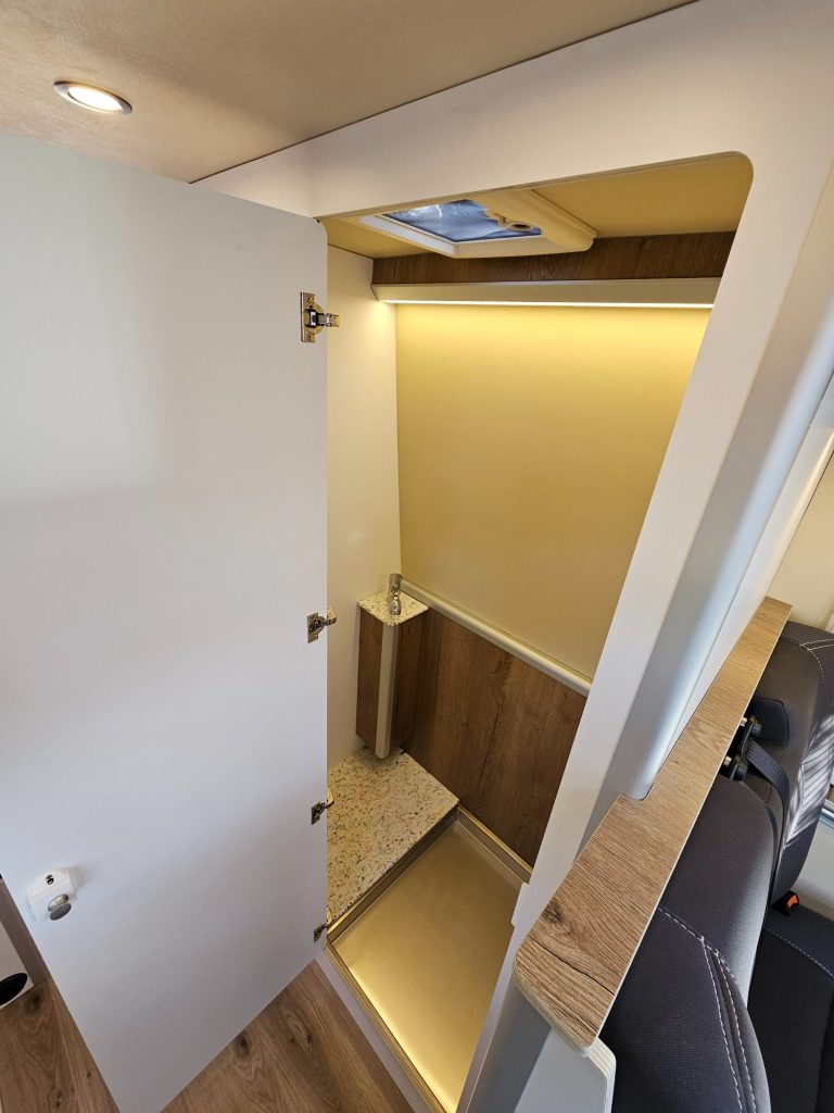 Baño pequeño de furgoneta camper con luz LED. Camper Tarraco experto en recambios autocaravanas.